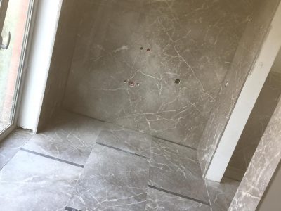 Derks-marmer-en-graniet-badkamer
